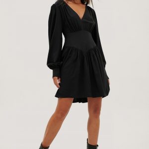 Jildrae x NA-KD Waist Detail V-neck Dress